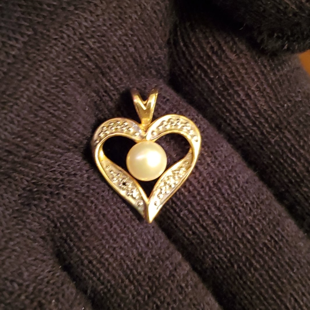 Heart with solitary pearl pendant
